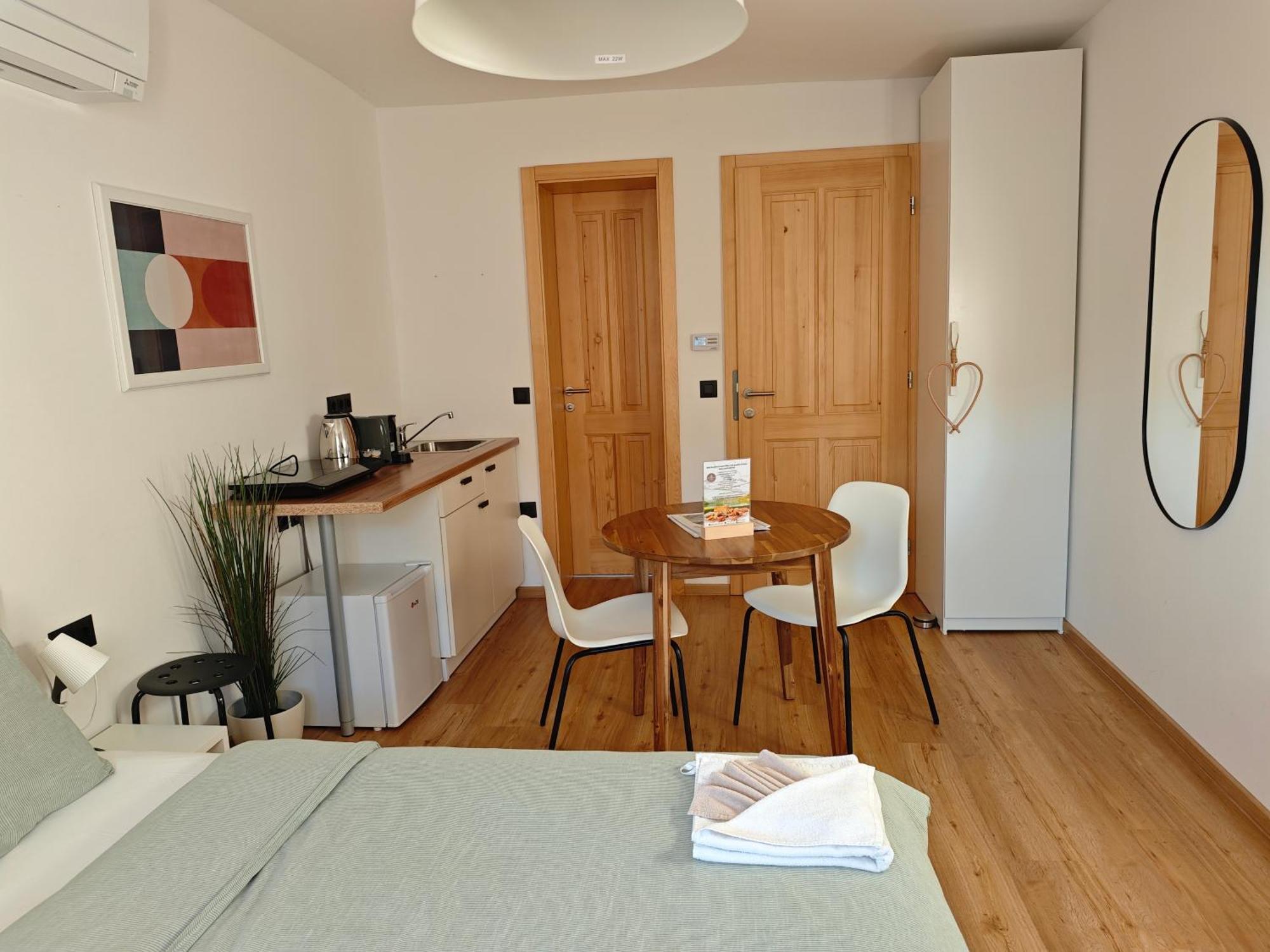 Corner House Apartments Near Lake Bled Радовлица Екстериор снимка